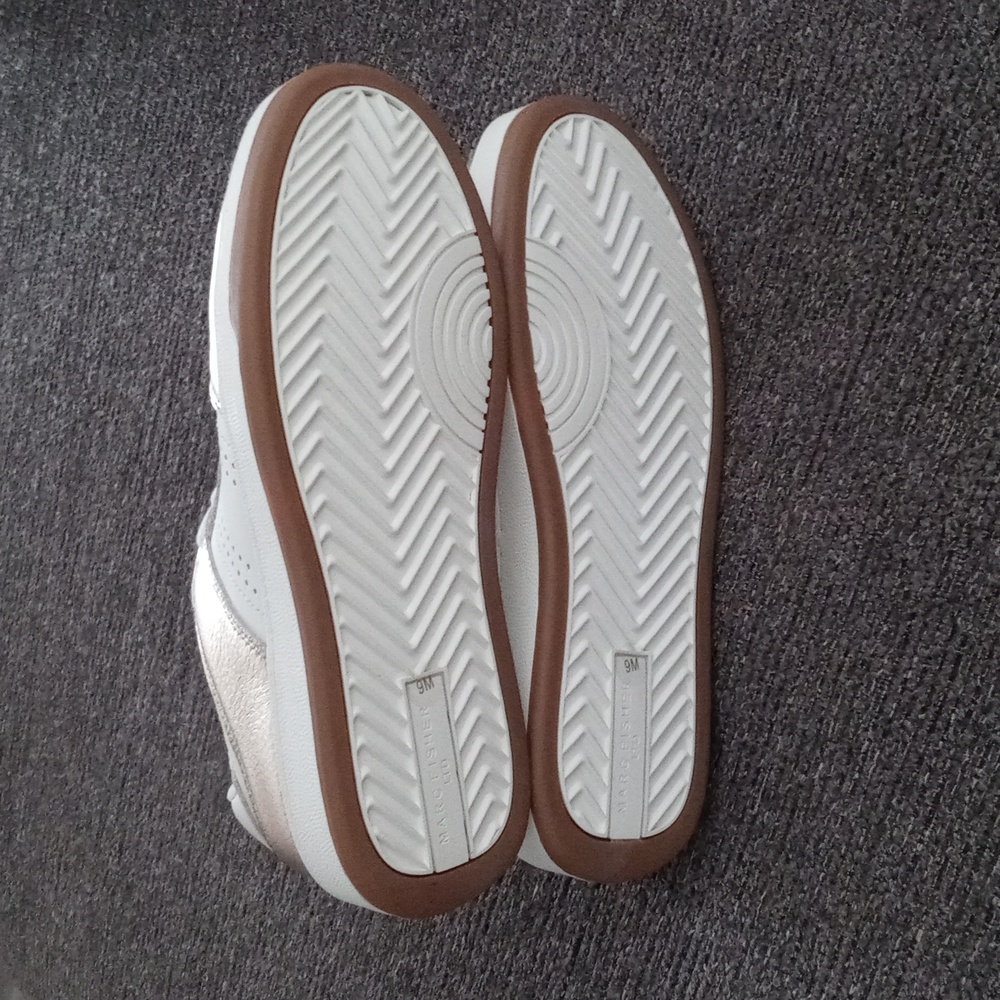 🆕️ 🌞Marc Fisher🌞 - "Flynnt" Ivory/Gold Metallic Leather Sneaker - Picture 9 of 11
